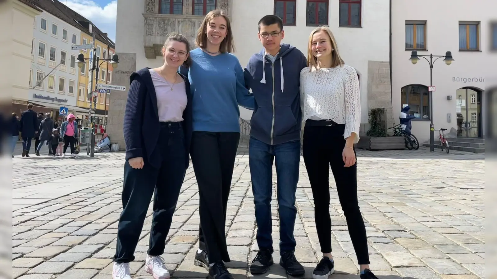 „Wir haben gewählt!“, freut sich der Freisinger Jugendstadtrat und stellt die neuen Sprecher Victoria Hehnen (2. v. l.) und Leo Eichner (3. v. l.) vor. Sie lösen die bisherigen Vorsitzenden Theresa Seiderer (l.) und Philomena Böhme (r.) ab, die beide leider ausscheiden.  (Foto: Sarah Hölzl)