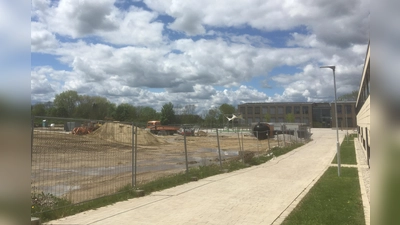 Fleißig gearbeitet wird an den Sportanlagen beim Schulzentrum. (Foto: sbg)