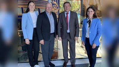 Von links: Anja Sperr (IHK für München und Oberbayern), Otto Heinz (Vorsitzender des IHK-Regionalausschusses Erding-Freising), Maximilian Gotz (Oberbürgermeister von Erding) und Laura Gaissmaier (stellvertretende Vorsitzende des IHK-Regionalausschusses Erding-Freising). (Foto: IHK München)