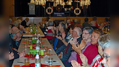 Gute Unterhaltung: Zur Ankunft in der Stadthalle sang der Seemannschor Erding. (Foto: Carmen Becht)