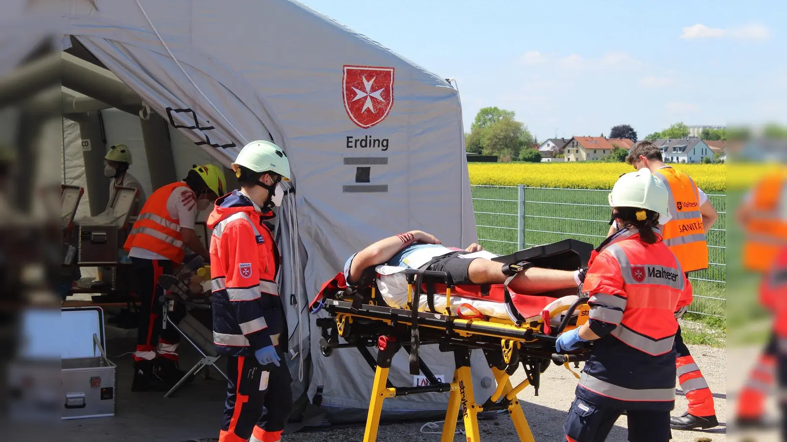 Die Erdinger Malteser übten mit 40 Einsatzkräften die Versorgung neun Betroffenen einer Amokfahrt, darunter fünf schwer "Verletzte" mit teils lebensbedrohlichen Verletzungen. (Foto: Niklas Stadler/Malteser Erding)