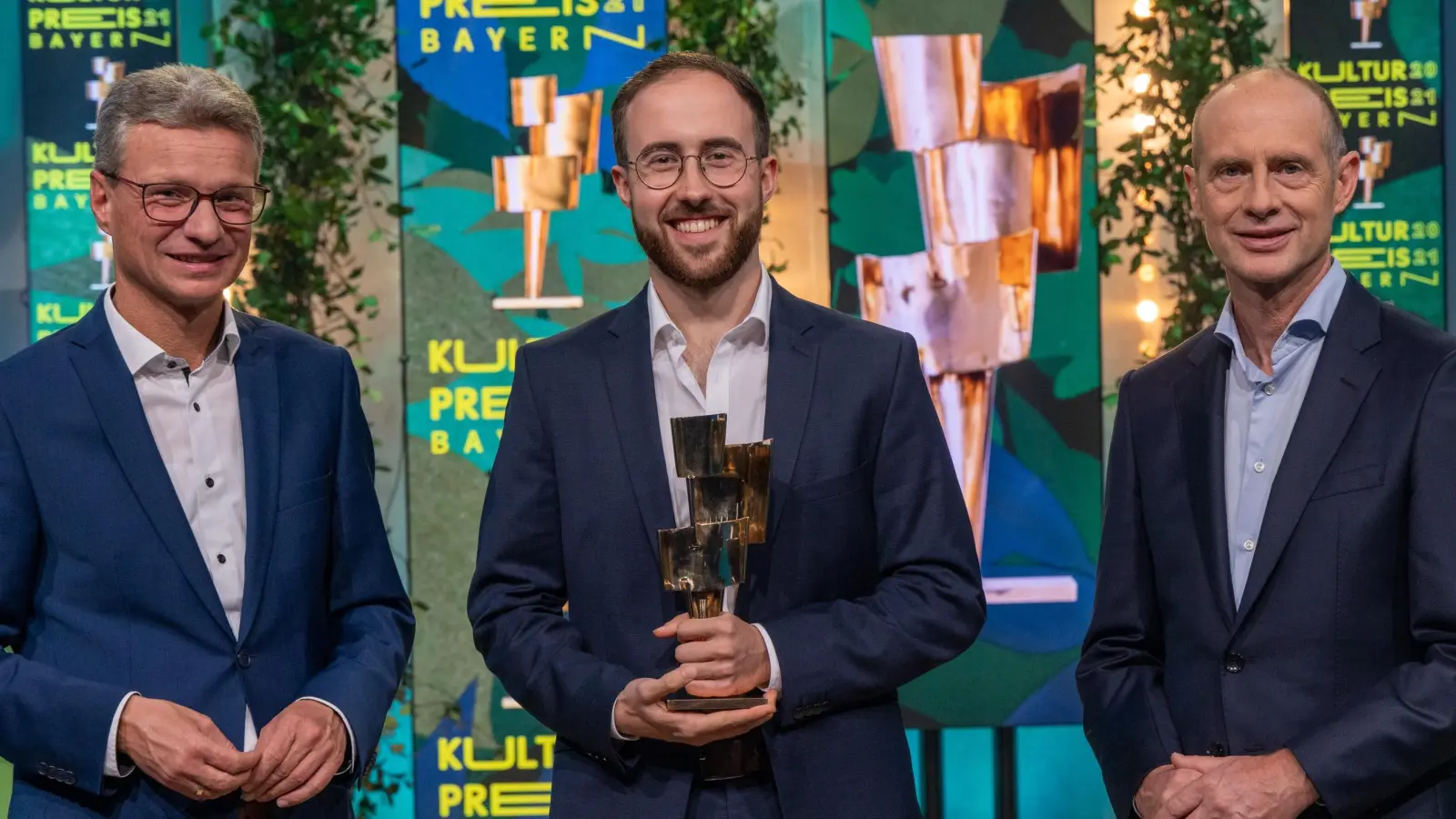 Preisträger Cornelius Frank mit dem bayerischen Kunst- und Wissenschaftsminister Bernd Sibler (l.) und Bayernwerk-Chef Dr. Egon Leo Westphal (r.).<br> (Foto: Alex Schelbert/Bayernwerk AG)