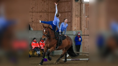 Kamila Fantura und Franziska Schleß (rechts) hoch zu Pferde.  (Foto: Maik Ostrowski)