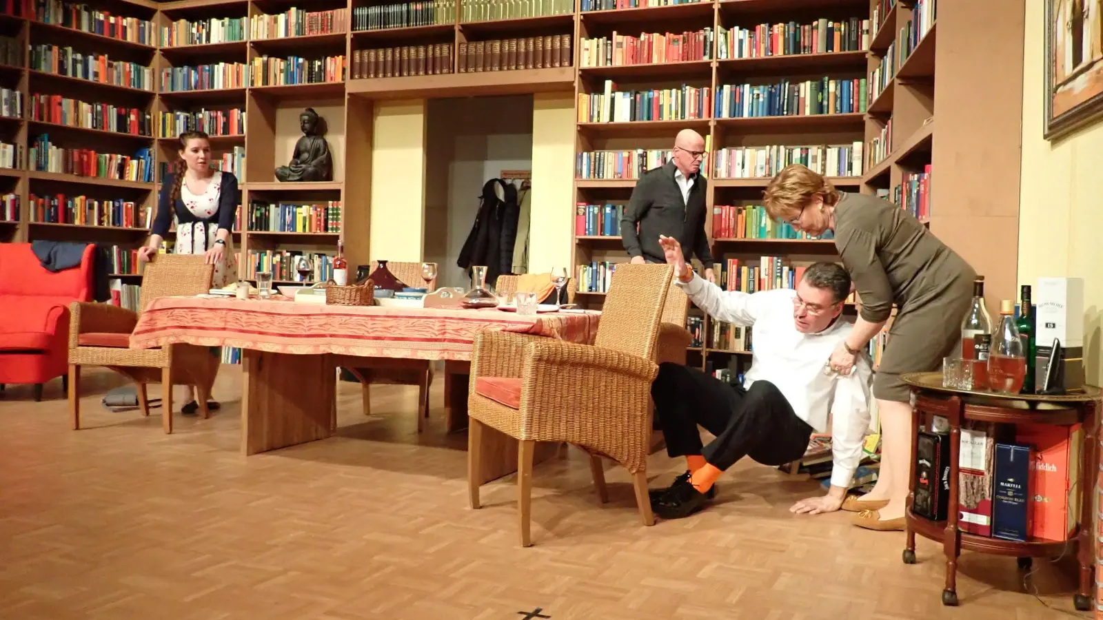 Das gemütliche Familientreffen läuft aus dem Ruder. (Foto: Bühne Moosburg)