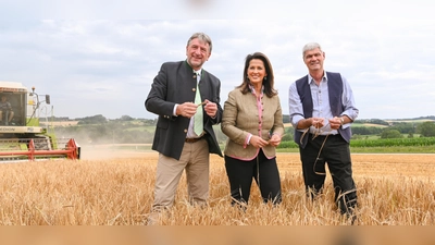 BBV-Vizepräsident Günther Felßner, Landwirtschaftsministerin Michaela Kaniber und BBV-Bezirkspräsidenten Oberfranken Hermann Greif (v.li.). (Foto: Pia Regnet / StMEL)