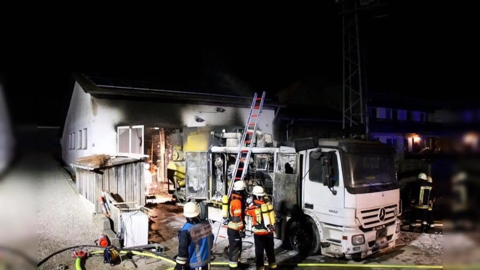 Zu einem größeren Einsatz rückte die Feuerwehr Günzenhausen-Au im März 2019 aus. Eine Scheune hatte Feuer gefangen. (Foto: FFW Günzenhausen-Au)