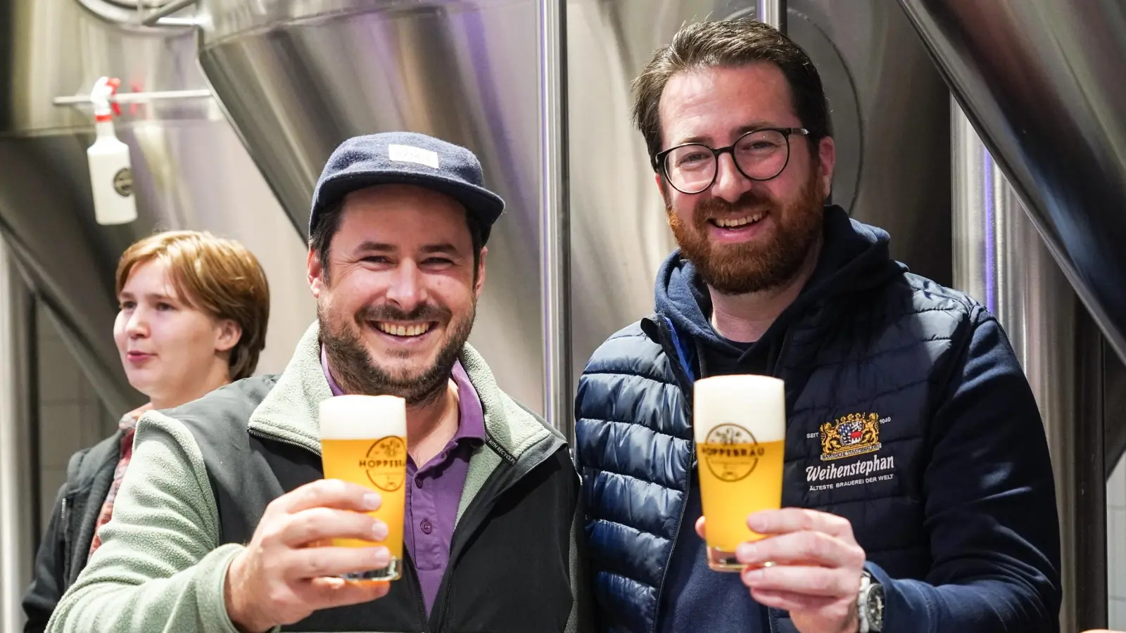 Langer Plan, endlich umgesetzt: Markus Hoppe (l) und Tobias Zollo freuen sich über das Grünhopfenbier. (Foto: Weihenstephan)