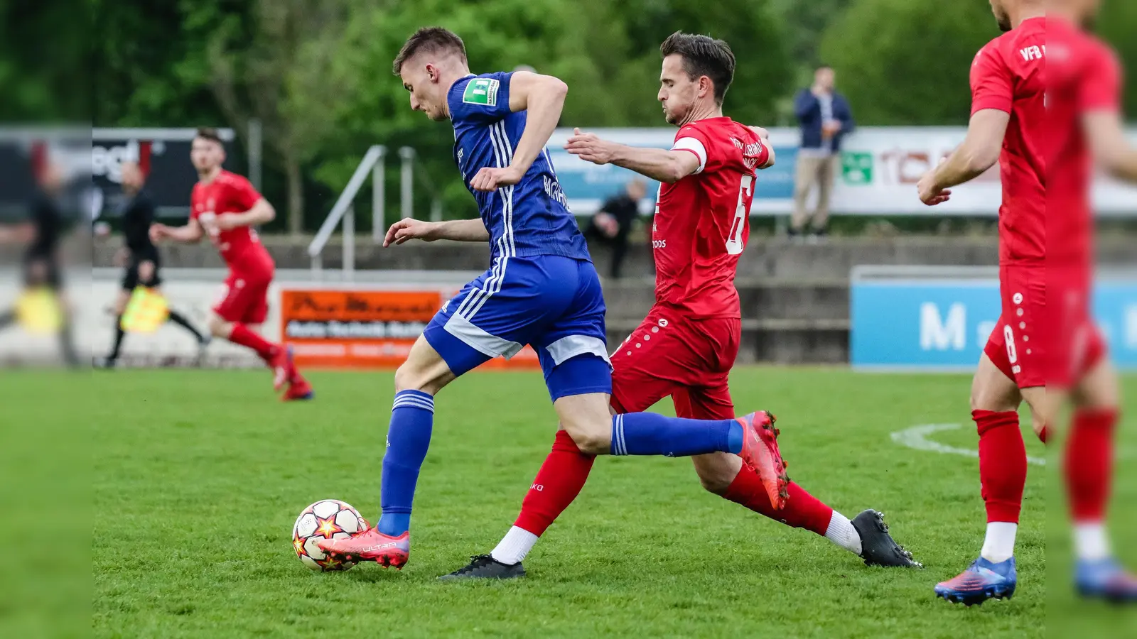 Das Duell VfB Hallbergmoos (rot) gegen FC Deisenhofen (blau) steht in der Bayernliga Süd auch 2022/23 wieder auf dem Spielplan. (Foto: Christian Riedel)