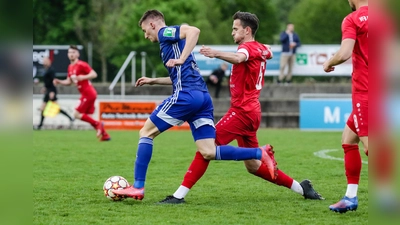 Das Duell VfB Hallbergmoos (rot) gegen FC Deisenhofen (blau) steht in der Bayernliga Süd auch 2022/23 wieder auf dem Spielplan. (Foto: Christian Riedel)