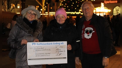 Petra Bauernfeind, 1. Vorstand der Nachbarschaftshilfe (Mi.) freute sich über die Spende aus der Hand von Renate Eßbaumer (2. Vorst. VSG) und Erich Peinelt (1. Vorst. VSG) bei der Spendenübergabe. Auch die St. Nikolausschule und der Christophorus Hospizverein wurden bedacht. (Foto: Gerd König)