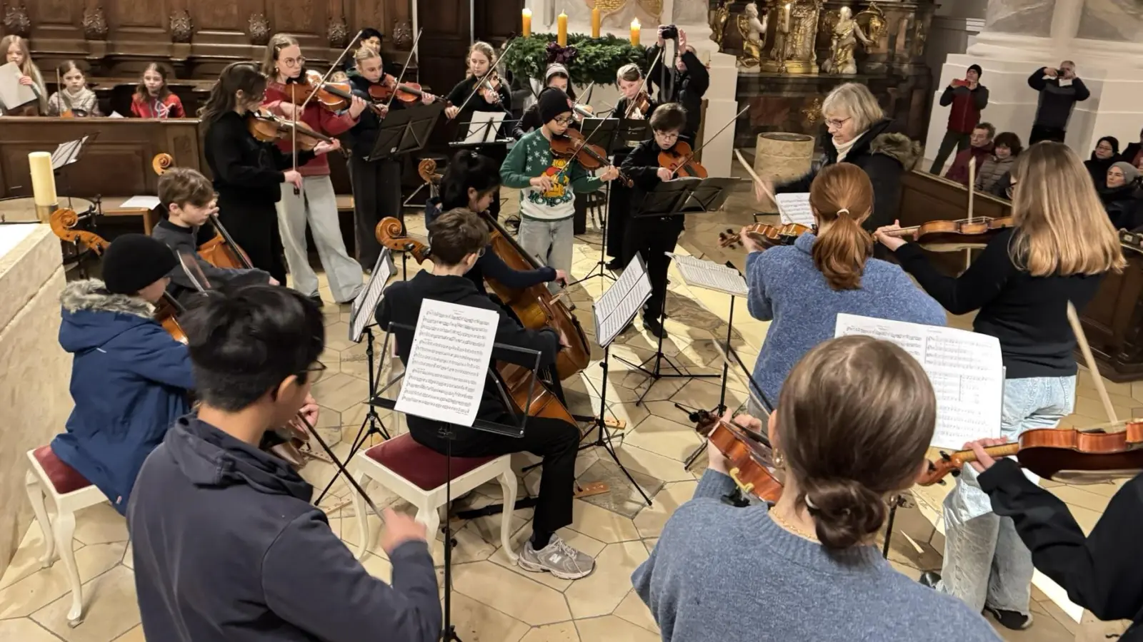 Am 5. Dezember erfüllen weihnachtliche Klänge die Pfarrkirche Peter und Paul. (Foto: Musikschule Freising)