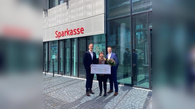 V.l.Vorstandsmitglied Torsten Koch, Gewinnerin Eveline Lehner-Reichart, Leiter Private Banking Johannes Maier (Foto: Sparkasse ED/Dorfen)