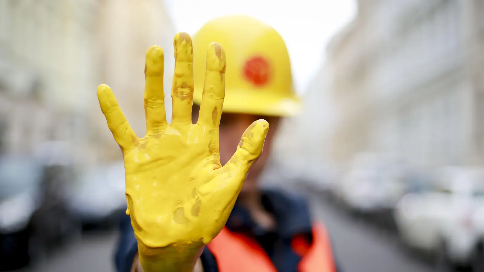 Beim IG BAU-Wettbewerb „Gelbe Hand“ sollen Azubis und Berufsschüler aus dem Kreis Freising mitmachen, die ein eigenes Projekt gegen Rassismus und für ein solidarisches Miteinander auf die Beine gestellt haben.  (Foto: IG Bau)