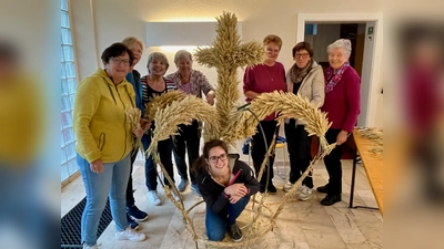 Die Erntekrone in neuer Gestaltung. (Foto: Pfarrei Altenerding)