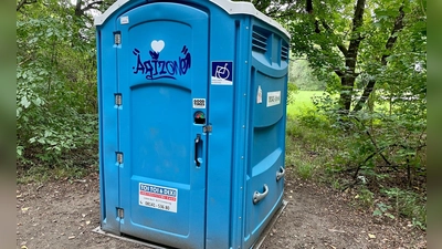 Kein alltäglicher Unfall: Zerbrochene mobile Toilettenkabinen haben im Oktober für eine Sperrung der Bundesstraße 15 bei Taufkirchen/Vils gesorgt. (Archivbild: bb)