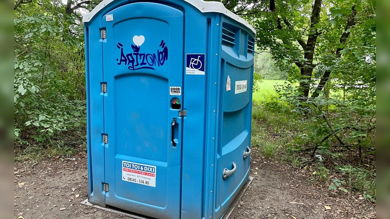 Kein alltäglicher Unfall: Zerbrochene mobile Toilettenkabinen haben im Oktober für eine Sperrung der Bundesstraße 15 bei Taufkirchen/Vils gesorgt. (Archivbild: bb)