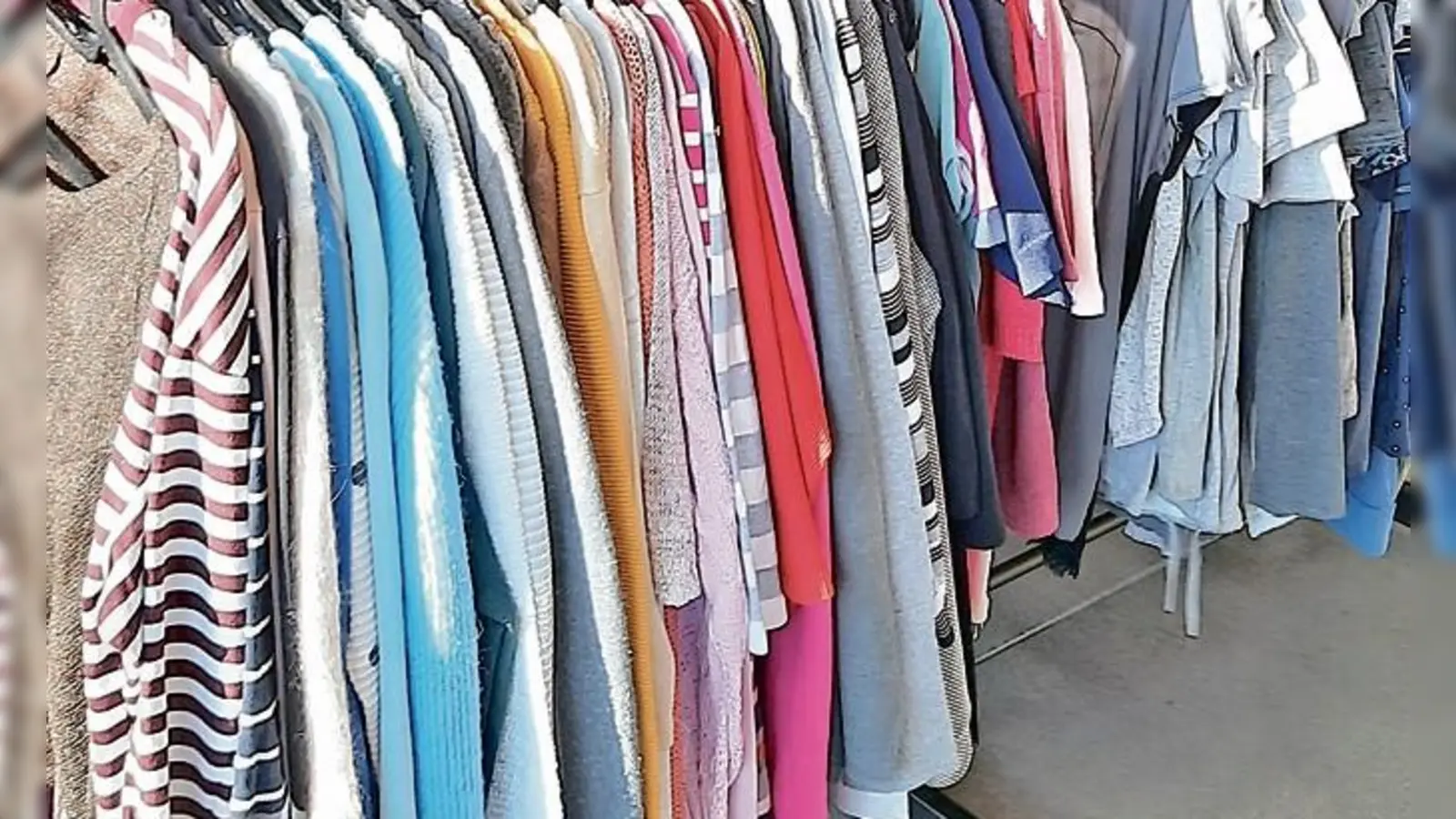 Jede Person kann maximal zehn Teile zum Tauschen mitbringen - und unbegrenzt Kleidungsstücke mit nach Hause nehmen. (Symbolbild: Archiv/tab)