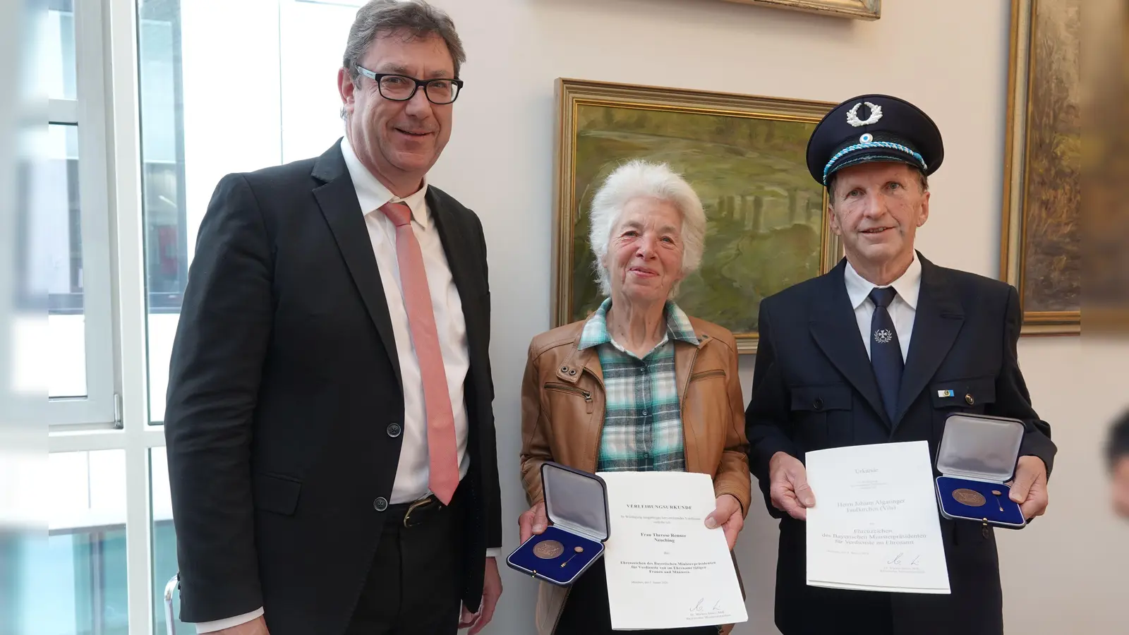 Landrat Martin Bayerstorfer mit den beiden Geehrten. (Foto: LRA Erding)