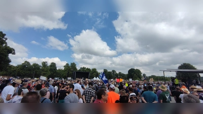 Menschen, wohin das Auge reicht - die Demo fand viel Zulauf. (Foto: A. Hackl)
