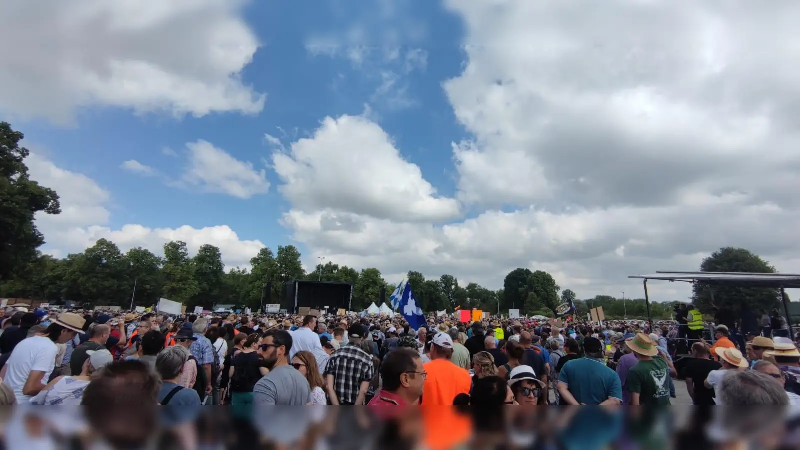 Menschen, wohin das Auge reicht - die Demo fand viel Zulauf. (Foto: A. Hackl)