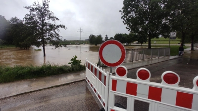 Die Abens vor Au in der Hallertau sorgte schon am Samstagvormittag für großflächige Überschwemmungen. (Foto: LRA Freising)