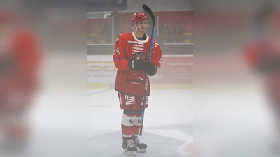 Der junge Stürmer Julian Dengl erzielte im Heimspiel gegen die Lindau Islanders das erste und bislang einzige Saisontor für den EHC Klostersee. (Foto: smg/EHC)