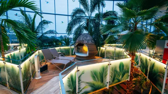 Rückzugsort in lichter Höhe: die neuen Palm Lounges. (Foto: Therme Erding)