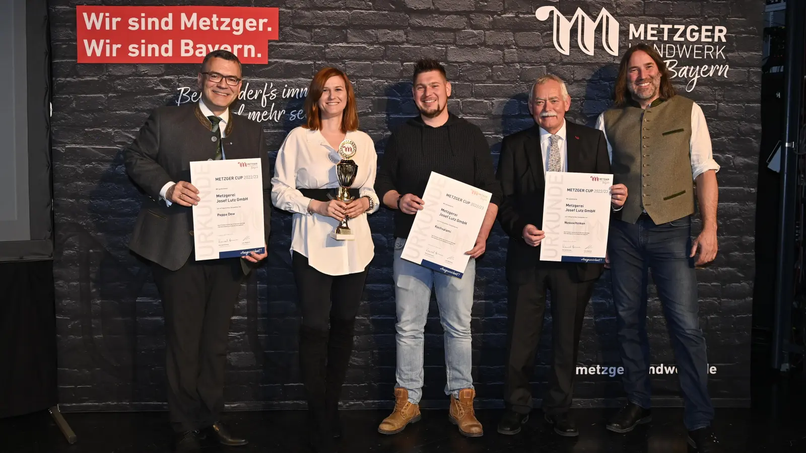 Dr. Florian Herrmann (li.) beglückwünschte die ausgezeichneten Metzger. (Foto: Bayerische Staatskanzlei)