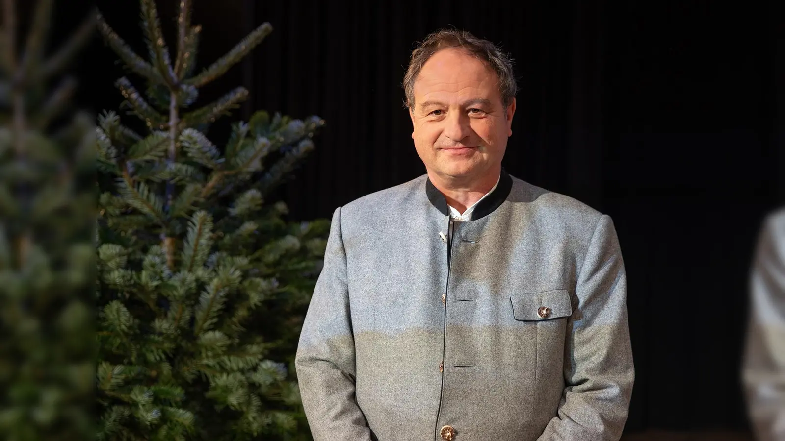 Pfarrer Rainer Maria Schießler präsentiert Ludwig Thomas „Heilige Nacht” in der Stadthalle Erding.<br> (Foto: SP Events/Panhauser)