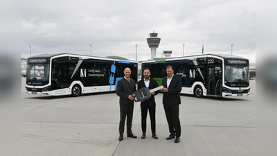 Die Solo-Passagierbusse übergab Patrick Cuturic, (Mitte), bei einer symbolischen Schlüsselübergabe an Jost Lammers, CEO Flughafen München (Links), und Helmut Ehrnstraßer, Geschäftsführer AeroGround. (Foto: Alex Tino Friedel)