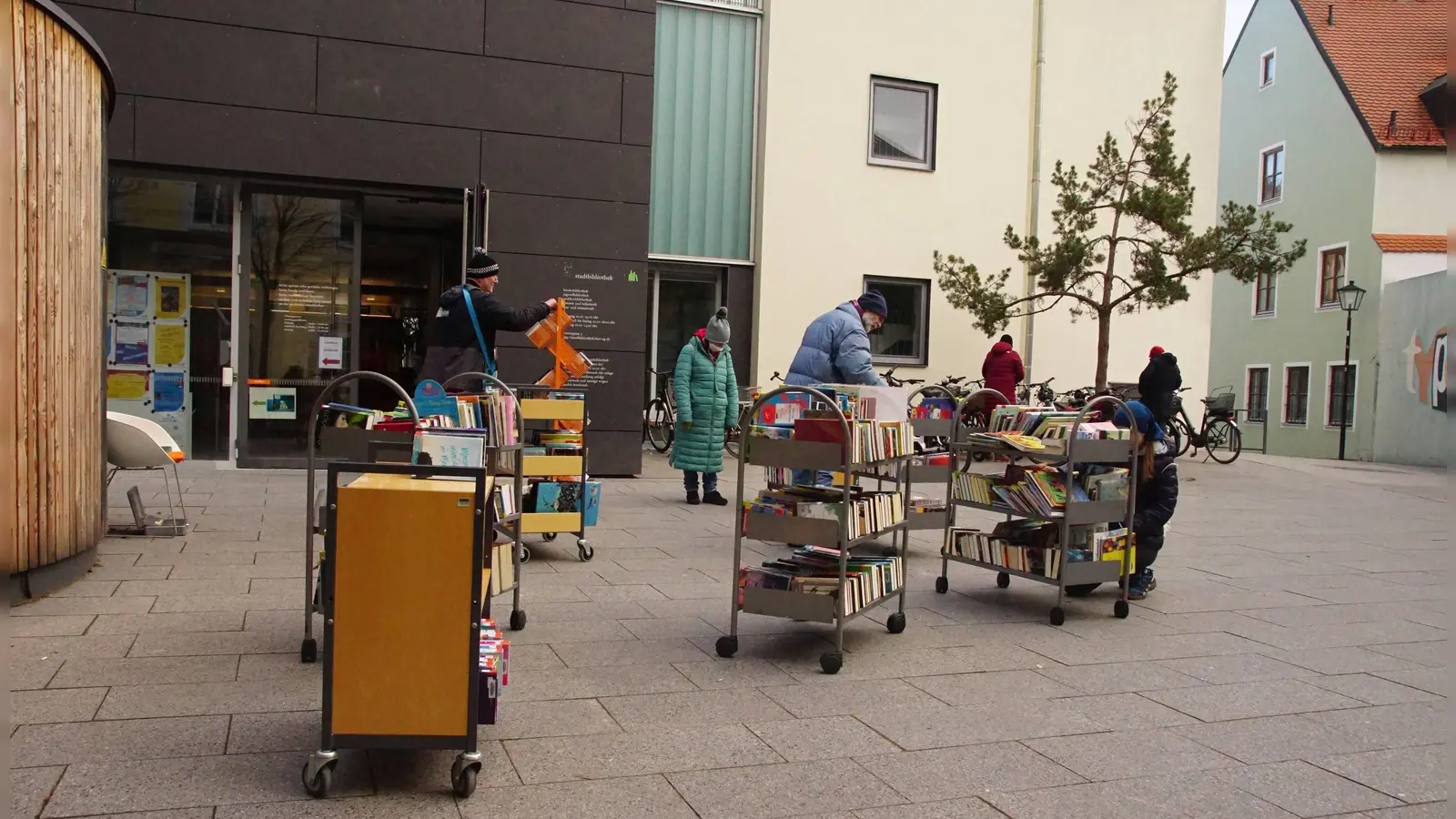  Gut 100 Freisinger kommen immer zum Bücherflohmarkt und werden auch fündig. (Foto: bro)
