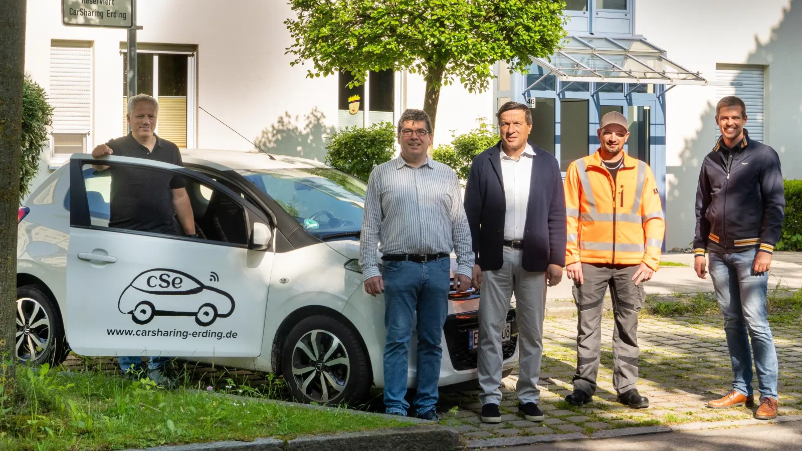 Eröffneten den sechsten Carsharing-Stellplatz: Die Vereinsvorsitzenden Thomas Naumann und Tobias List, OB Max Gotz, Bauhofmitarbeiter Daniel Vrhovnik und Stadtplaner Christian Famira. (Foto: Carsharing Erding e. V.)