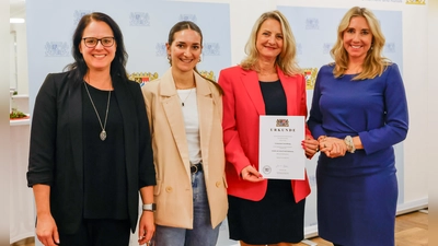 Von links: Lehrerin Stefanie Wenzel, Schulpsychologin Veronika Garnreiter und Schulleiterin Betina Mäusel vom Gymnasium Unterföhring mit Kultusministerin Anna Stolz (rechts). (Foto: StMUK/Alexandra Beier)
