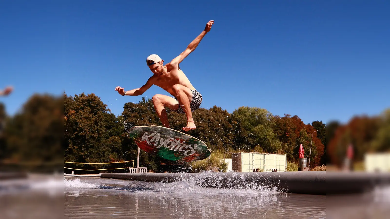 Skimboarding ist eine Mischung aus Skateboarding und Surfen. (Foto: Skim Homies)
