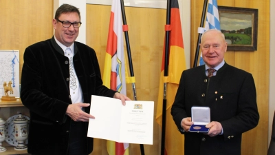 Landrat Bayerstorfer überreichte die Verdienstmedaille an Josef Weitzenbeck (re.). (Foto: LRA)