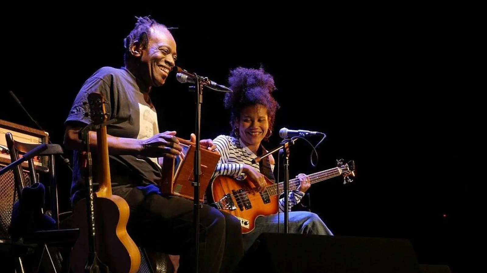 Wally und Ami Warning experimentieren virtuos mit Rhythmen und Instrumenten.  (Foto: Werner Gruban)