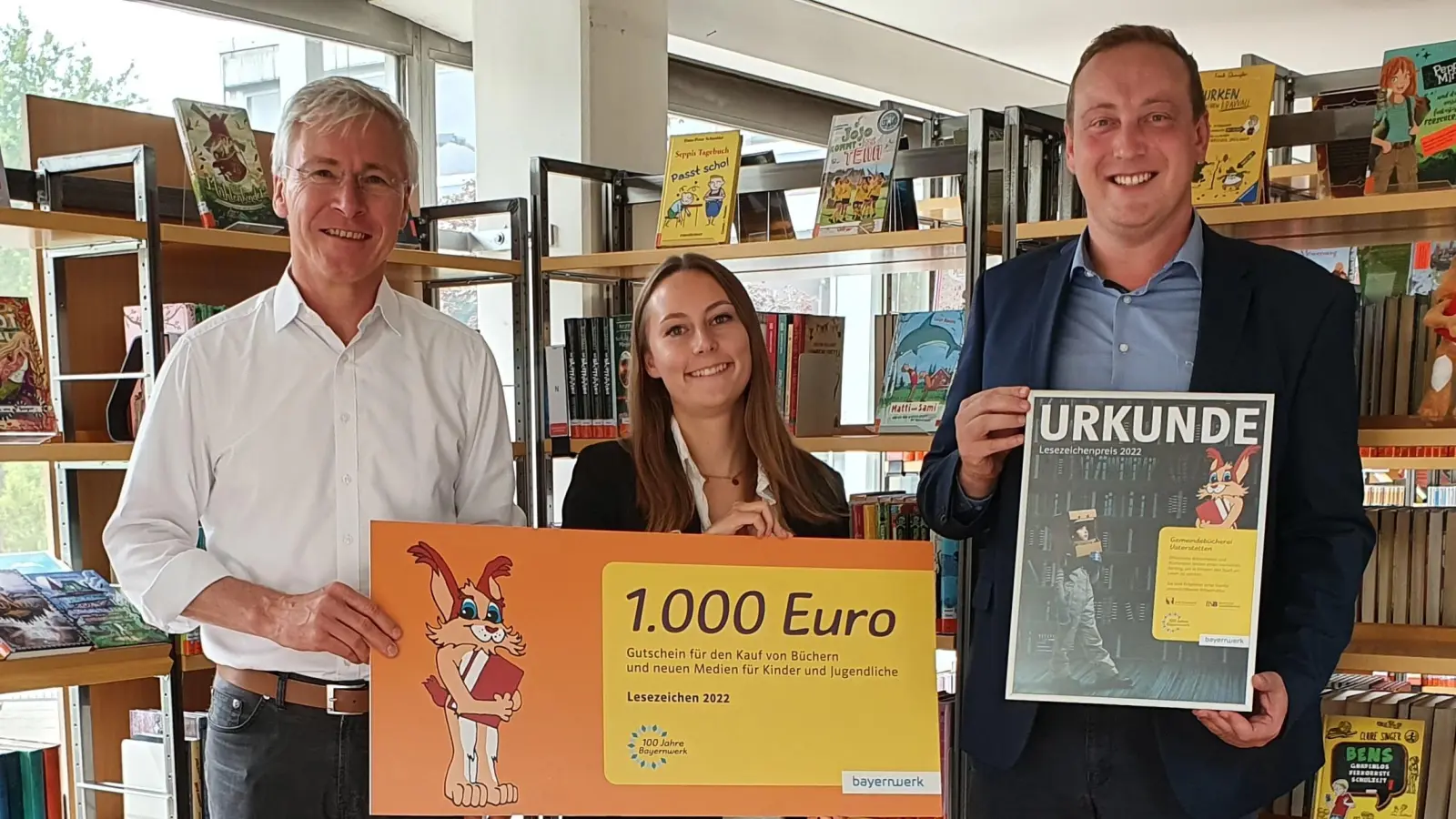 Armin Irlbeck vom Bayernwerk überrecihte den Preis an Patrizia Schukowski, Leiterin der Gemeindebücherei, und Bürgermeister Leonhard Spitzauer. (Foto: Jennifer Csanyi)