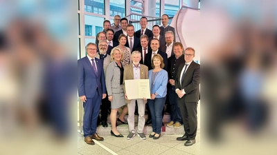 Vorstands- und Aufsichtsratsmitglieder freuen sich über die beschlossene Fusion. (Foto: VR-Bank Erding)