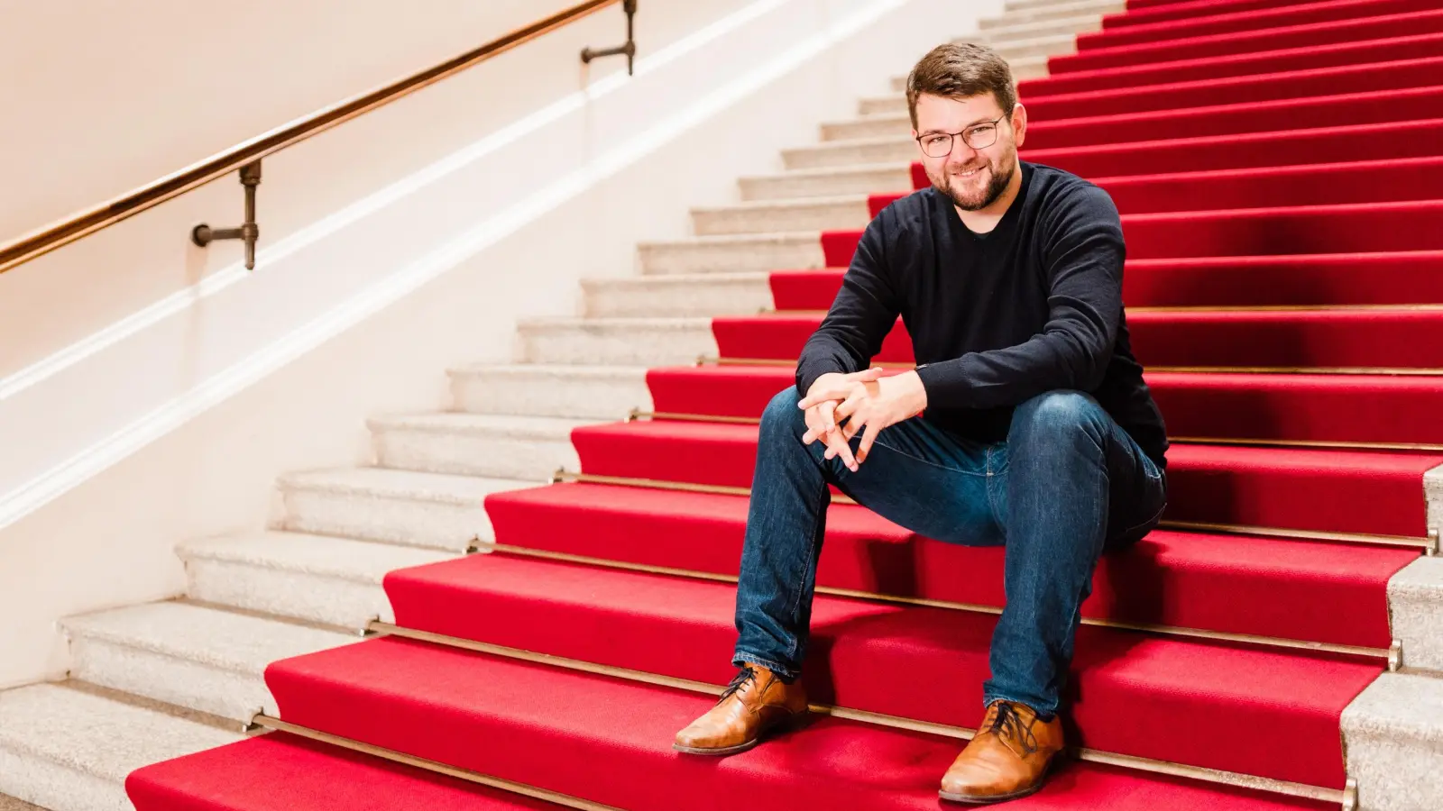 Johannes Becher präsentiert Besuchern den Landtag. (Foto: Kathrin Schierl)