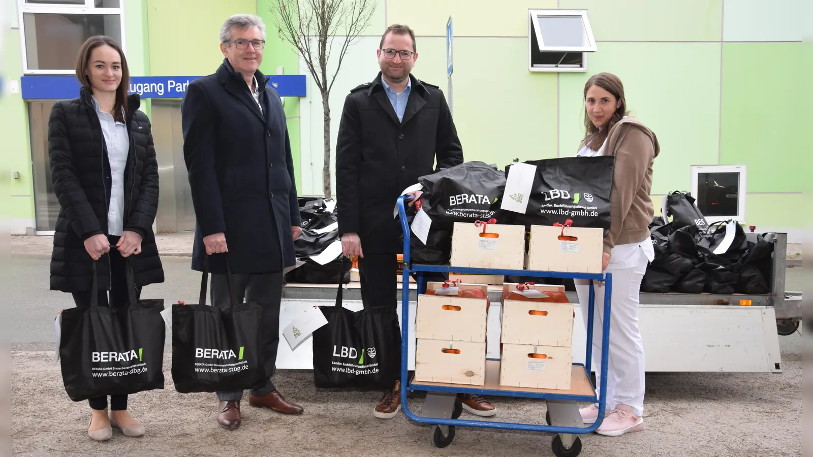 Lisa Forstner, Martin Neumayer und Matthias Wimmer übergaben die gesunden Geschenke an Karin Neumeier (von links). (Foto: Kreisklinik)