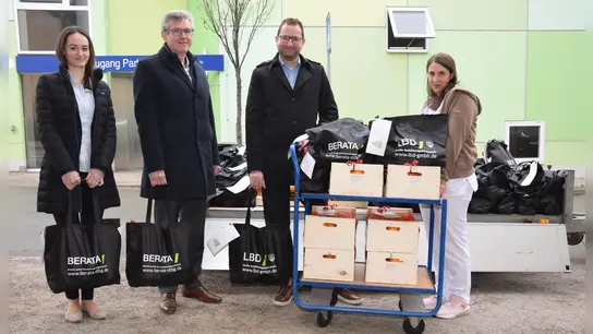 Lisa Forstner, Martin Neumayer und Matthias Wimmer übergaben die gesunden Geschenke an Karin Neumeier (von links). (Foto: Kreisklinik)