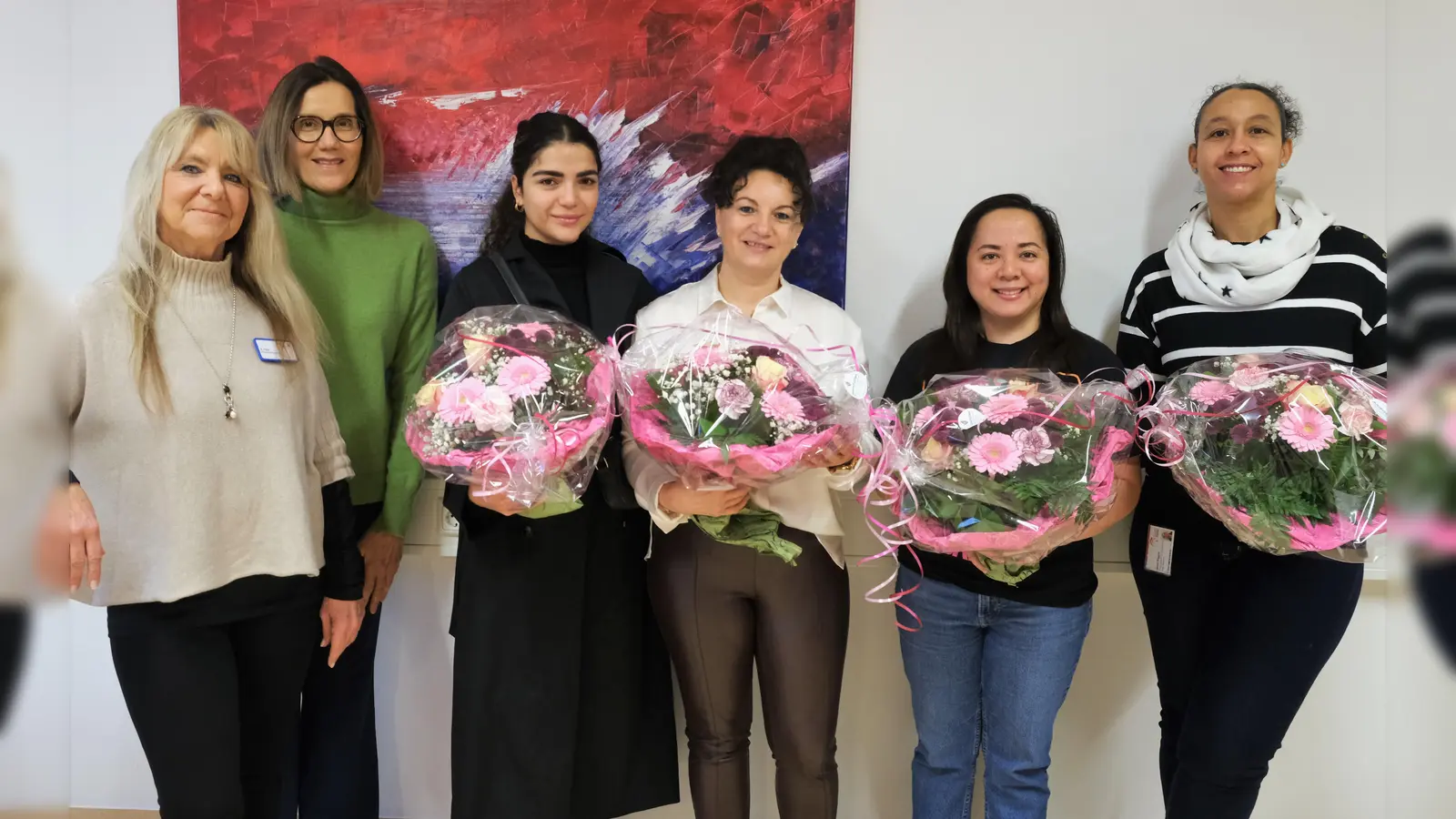 v.l. Integrationsbeauftragte Annette Haas, stellvertretende Pflegedirektorin Nicole Hoffmann, Fatemeh Hosseini, Mira Erdeljanovic, Nina Gayle Rowan, Janina Wiggens.<br> (Foto: Klinikum Erding)