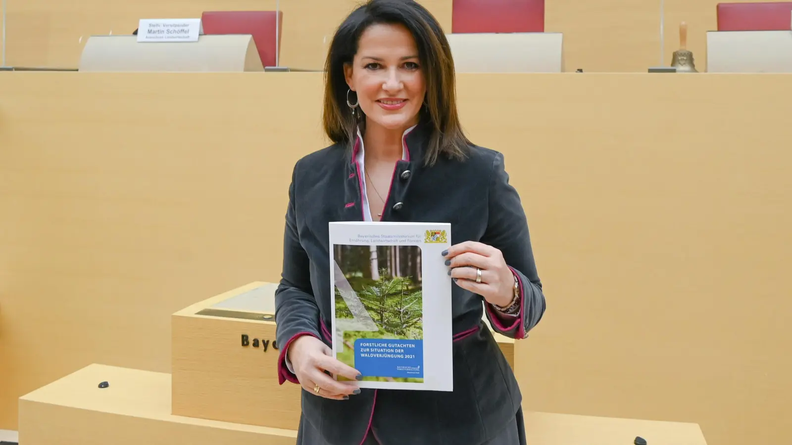 Forstministerin Michaela Kaniber stellte das „Forstlichen Gutachten zur Situation der Waldverjüngung 2021“ im Bayerischen Landtag vor. (Foto: Pia Regnet / StMELF)