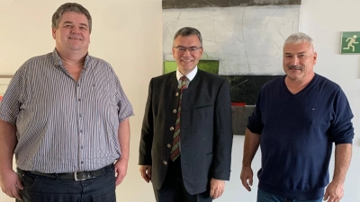 Im Austausch mit den Bürgermeistern erfährt Minister Dr. Herrmann, wo der "Schuh drückt". (Foto: Pressebüro Herrmann)