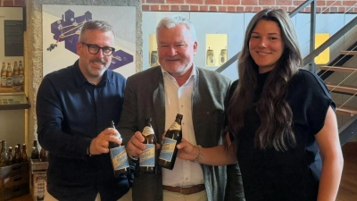 Leiter Marketing Nicolai Swoboda, Direktor Prof. Dr. Josef Schrädler, Braumeisterin für Qualitätsmanagement Sina Fürlauf (Foto: MIC)