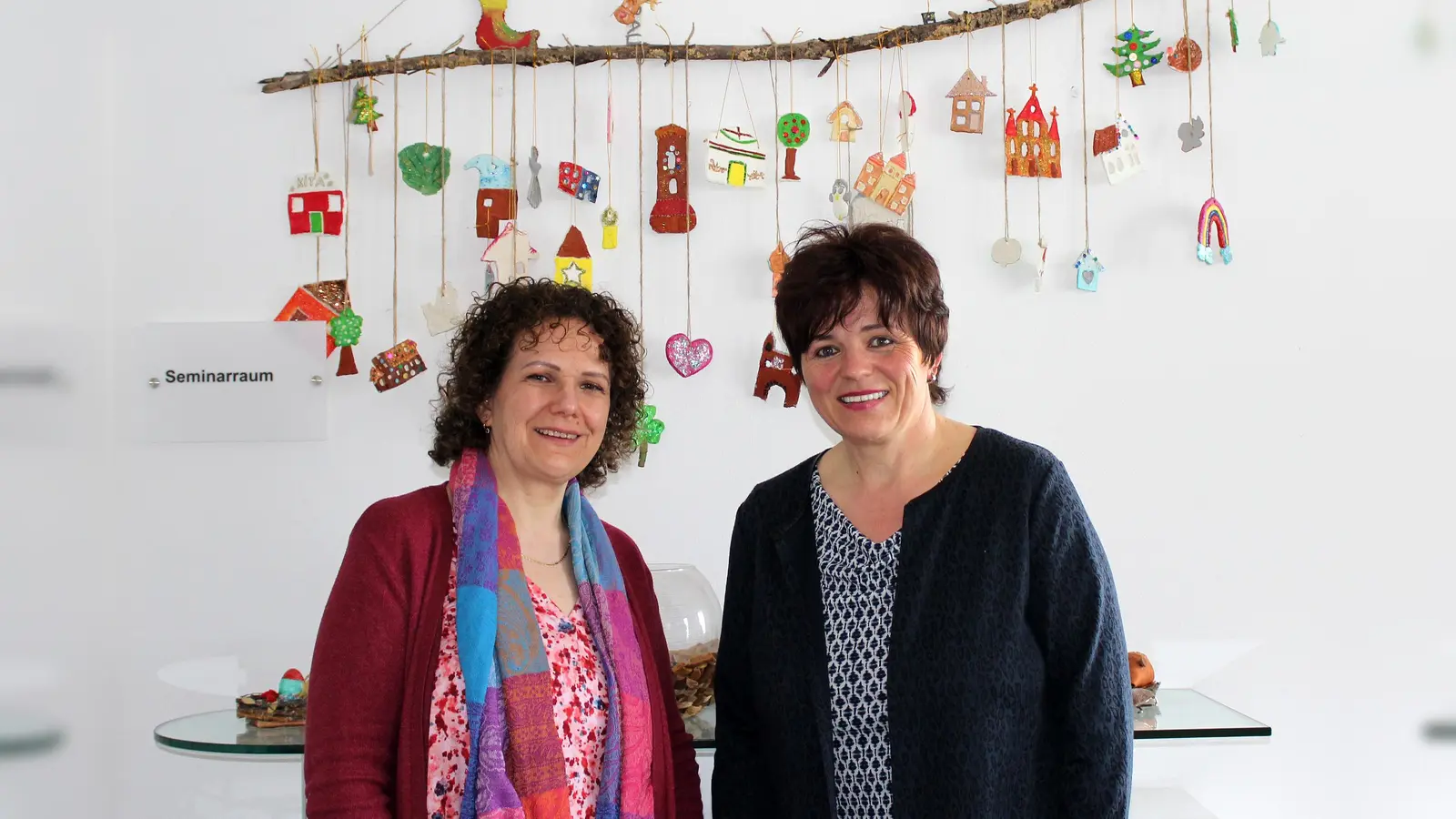 Auszubildende Angela Göb (links) und Lehrerin Rosmarie Rauscher bereiten sich gemeinsam auf die Externen-Prüfung zur Staatlich geprüften Kinderpflegerin vor. (Foto: Arbeitsagentur Freising)