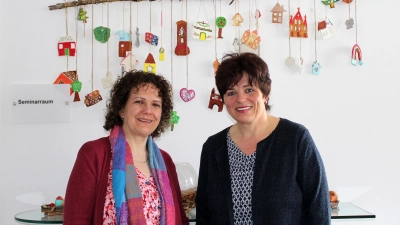 Auszubildende Angela Göb (links) und Lehrerin Rosmarie Rauscher bereiten sich gemeinsam auf die Externen-Prüfung zur Staatlich geprüften Kinderpflegerin vor. (Foto: Arbeitsagentur Freising)