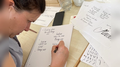 Die Kunst des schönen Schreibens will geübt sein! (Foto: T. Maier)