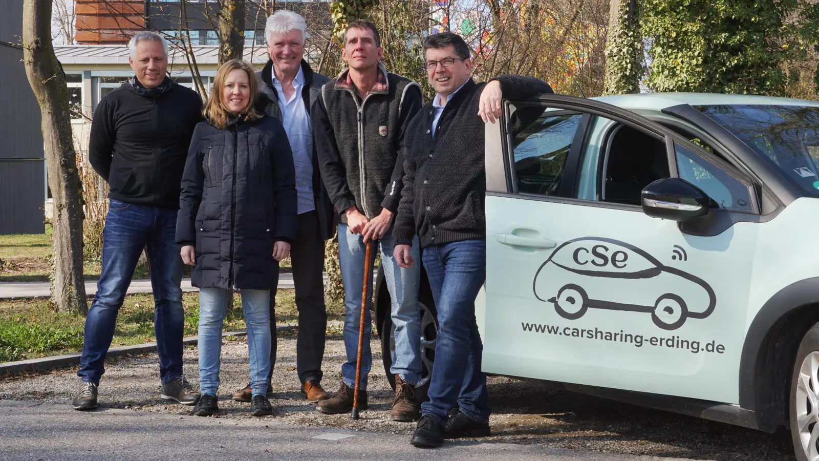 Das Vorstandsteam des Carsharing Erding e.V. blickt auf ein erfolgreiches Jahr zurück: Thomas Naumann, Christina Treffler, Stephan Treffler, Alois Neumeier und Tobias List (v. li.).  (Foto: Carsharing Erding e.V. )