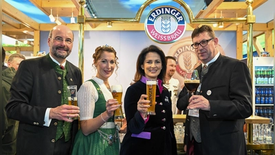 Dr. Lothar Ebbertz, Hauptgeschäftsführer Bayerischer Brauerbund, Sarah Jäger, Bierkönigin, Staatsministerin Michaela Kaniber und Martin Bayerstorfer, Landrat (v. l.) zu stoßen mit einem ERDINGER auf die Messe an. (Foto: Tobias Hase / stmelf)